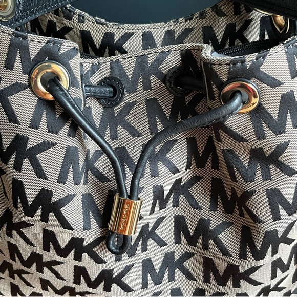 Micheal Kors Handbag - Picture 7 of 7